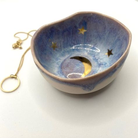 Ceramic bowl, blue and gold. Moon And Stars Pottery Painting, Celestial Ceramics, Celestial Pottery, Indigo And Gold, Ceramic Things, Ceramic Jewelry Dish, Jewellery Tray, Diy Pottery Painting, Mermaid Room