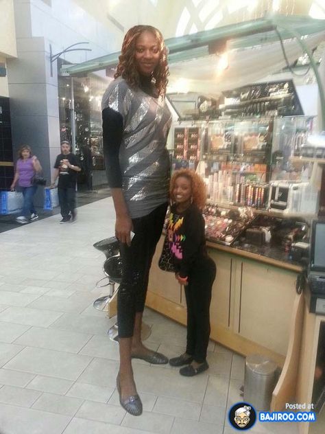 I'll bet the little one gets patted on the head a lot. Nephilim Giants, Giant People, Tiny Woman, Human Oddities, Big People, Tall People, Short People, At The Mall, Freaking Awesome