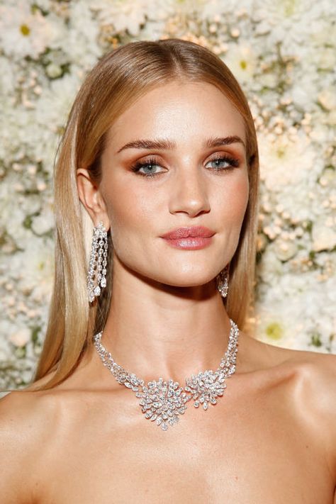 A center part and shiny polished hair is Rosie Huntington Whiteley's go-to hairdo for red carpet events. Hair Updos Prom, Sleek Middle Part, Rosie Huntington Whiteley Makeup, Prom Red Carpet, Updos Prom, Hair Evolution, Rose Gold Makeup, Glamour Uk, Gold Eyeshadow