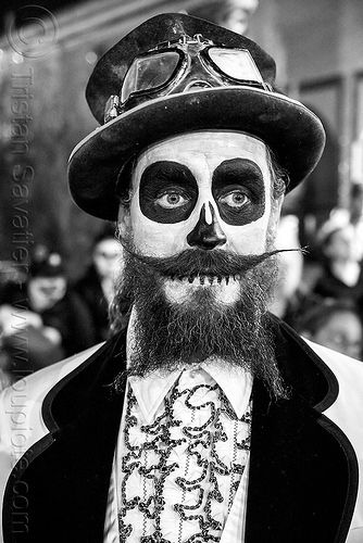 bearded man with skull makeup, steampunk costume, dia de los muertos Beard Halloween Makeup, Half Face Halloween Makeup, Mens Halloween Makeup, Beard Makeup, Halloween Beard, Muertos Makeup, Halloween Hombre, Beard Costume, Halloween Make-up Looks