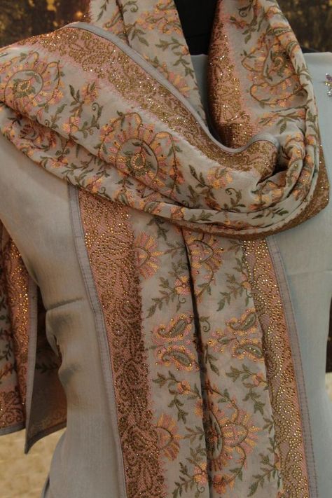 Pakistan Bridal, Dupatta Design, Trendy Suits, Asian Bridal Dresses, Kashmiri Shawls, Elegant Shawl, Indian Designer Suits, Desi Wear, Stylish Short Dresses