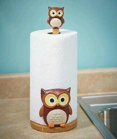 #Coruja   Porta Papel Toalha Owl Kitchen Decor, Kitchen Paper Towel Holder, Wall Decor For Kitchen, Owl Paper, Owl Kitchen, Owl Home Decor, Owl Wall Decor, Paper Owls, Owl Collection