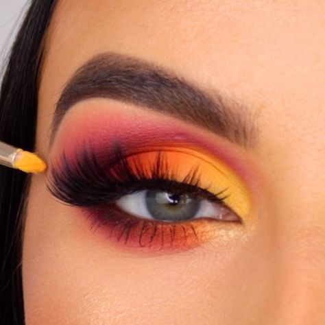 Serena 🦋’s Instagram video: “S U N S E T 🌞🌺 . Sunset smokey eyes, the perfect summer glam! 🧡 Using my first ever @natashadenona palette! It’s amazing, the colours are…” Sunset Eye Makeup, Red Eyeshadow Look, Orange Eye Makeup, Sunset Makeup, Bright Eye Makeup, Yellow Makeup, Eye Makeup Steps, Eye Makeup Designs, Colorful Eye Makeup