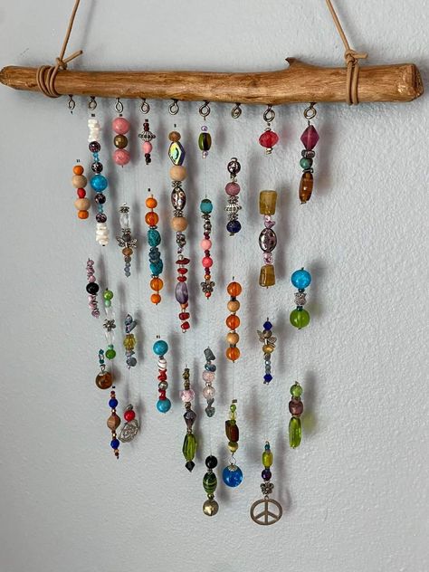 Beaded Hanging Decor, Glass Bead Crafts, Mardi Gras Decorations, Bead Crafts, Mardi Gras, Suncatchers, Wind Chimes, Bracelet Making, Making Ideas