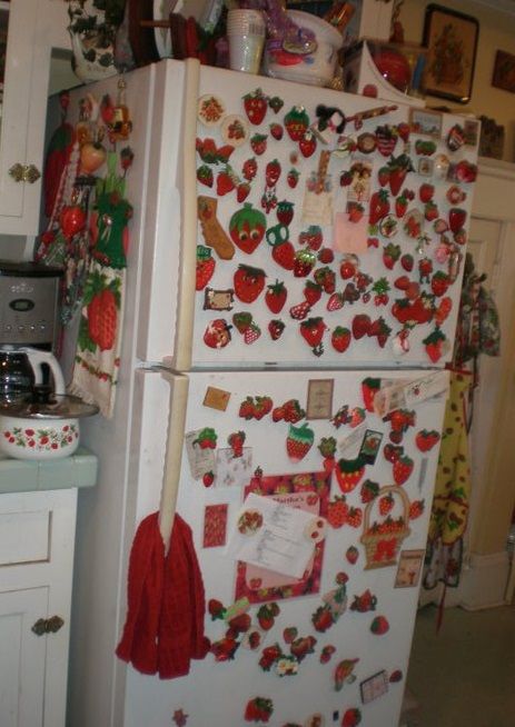 Strawberry Fridge Magnets, Apartment Crafts Diy, Red Cottagecore Bedroom, Cottagecore Fridge, Fridge With Magnets Aesthetic, Strawberry Aesthetic Room, Lovecore Kitchen, Strawberry Living Room, Vintage Fridge Magnets