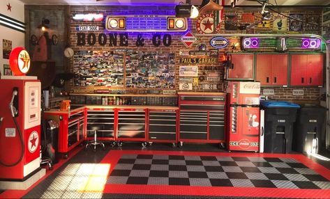 Rustic Garage Ideas, Workbench Tools, Vintage Garage Ideas, Muscle Car Garage, Rustic Garage, Vintage Car Garage, Vintage Workshop, Honeycomb Wallpaper, Garage Workbench Plans