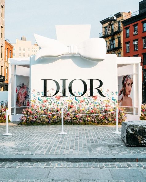 Experiential agency @weareagenc makes a splash at New York Fashion Week with this incredible pop-up brand activation for @dior's Miss Dior Millefiori in Gansevoort Plaza 🎀🌷 Photos via @clarkstudio #missdiormillefiori #dior #nyfw #brandactivation #diorpopup #experientialmarketing #marketingagency #branexperience #missdior #fashionweek #theinstituteforeventmanagement Luxury Brand Activation, Dior Pop Up, Dior Millefiori, Brand Activation Ideas, Influencer Event, Outdoor Marketing, Marketing Activations, Photobooth Ideas, Ladies Brunch