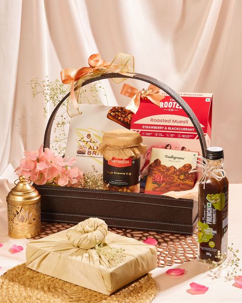 Product Photography of Gift Hamper :: Behance Hamper Box Photography, Gift Hamper Photography, Hamper Photography Ideas, Diwali Hamper Photography, Chinese New Year Product Photography, Hampers Photography Ideas, Cny Photography, Diwali Gift Basket Ideas, Hamper Photography