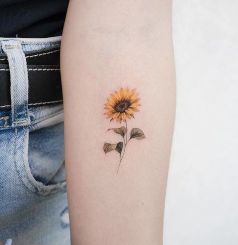 Previvor Tattoo, Tiny Sunflower Tattoo Simple, Sunflower Tattoo Color, Small Sunflower Tattoo, Tattoo Sunflower, The Trend Spotter, Small Sunflower, Beautiful Flower Tattoos, Best Tattoo Ideas