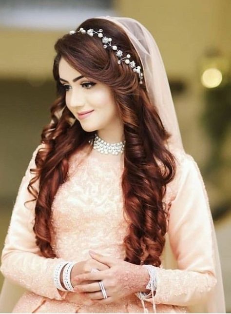 Pakistani Wedding season Engagement Hairstyle, Hair Goals Long, Pakistani Bridal Hairstyles, Pakistani Bridal Makeup, Engagement Hairstyles, Bridal Hairdo, Bridal Hair Buns, Indian Wedding Hairstyles, Indian Bridal Hairstyles