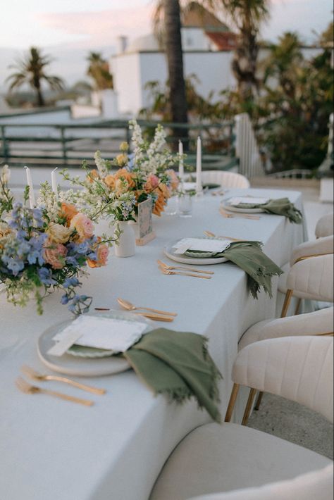 Light Blue Tablescape Wedding, Floral Wedding Napkins, Wedding Venue Colors, Blue And Green Wedding Table Settings, Easter Wedding Colors, Wedding Signage Flowers, Small Coastal Wedding Ideas, Wedding Table Decorations Summer, Blue Tablescapes Wedding