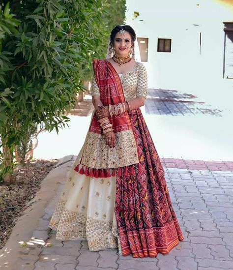 Patola Chaniya Choli, Latest Chaniya Choli Design, Dresses Traditional Indian, Chaniya Choli Designs Weddings Latest, Chaniya Choli Designs Weddings, Indian Dress Wedding, Bridal Dress Indian, Best Indian Wedding Dresses, Saree Drape