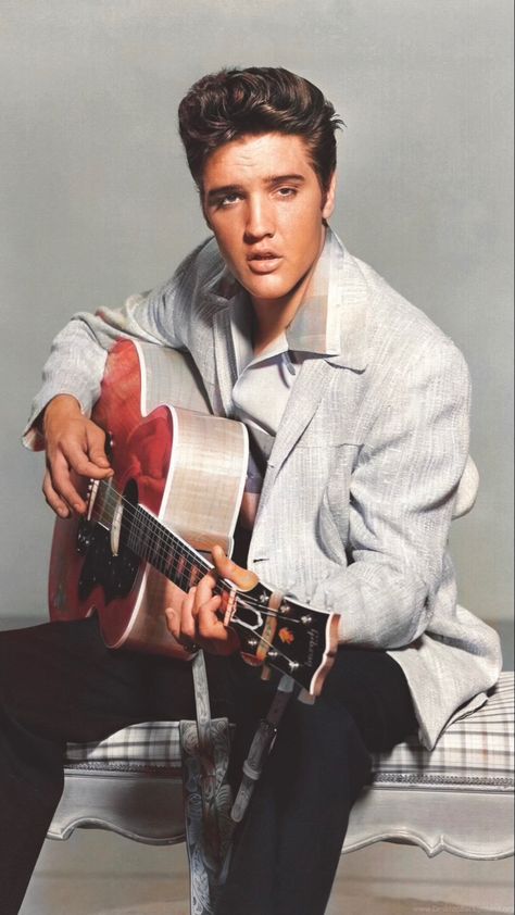 Elvis Nails, Elvis Guitar, Elvis Presley Posters, Elvis Presley Wallpaper, Menudo Banda, Elvis Wallpaper, Elvis Presley Memories, Rockabilly Art, King Elvis Presley