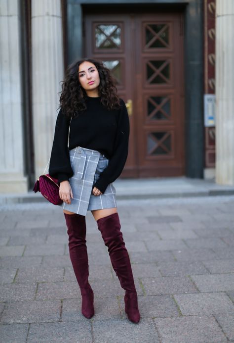 Burgundy Overknees Outfit Burgundy Thigh High Boots, Burgundy Skirt Outfit, Outfit Ideas With Boots, High Boots Outfit, Purple Boots, Burgundy Boots, Entertainment Table, Burgundy Skirt, Winter Skirt Outfit