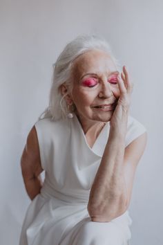 Wearing Wigs, Glamorous Fashion, Look Rose, Beautiful Gray Hair, Make Up Inspiration, Editorial Shoot, Photography Editorial, Advanced Style, Beauty Shoot