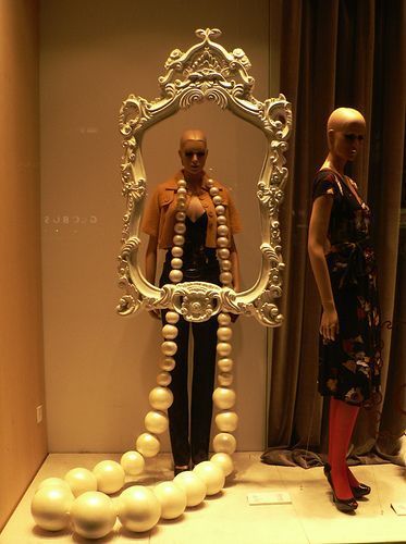 Fashion Window Display, Christmas Animation, Fashion Displays, Store Window Display, Visual Merchandising Displays, Store Window Displays, Window Display Design, Retail Inspiration, Store Windows