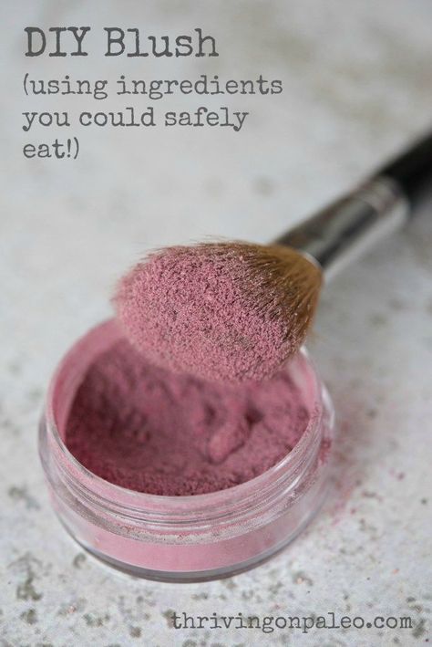 arrowroot powder, hibiscus powder, beet root powder, cocoa powder, peach powder Diy Blush, Homemade Blush, Make Up Diy, Homemade Makeup, Beetroot Powder, Natural Blush, Diy Kosmetik, Diy Beauty Products, Diy Cosmetics