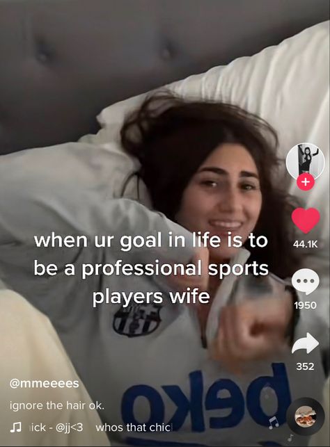 Soccer Wife, Fictional Boyfriend, Players Wives, Footballers Wives, Wife Aesthetic, Football Wags, Wife Quotes, Football Memes, Hashtag Relatable