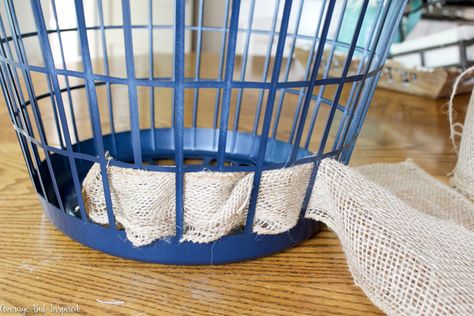 It's easy to transform a dollar store laundry basket into a pretty burlap basket! What a great Dollar Tree craft project! Basket Upcycle, Diy Laundry Basket, Basket Makeover, Basket Crafts, Summer Mantle Decor, Diy Laundry, Diy Basket, Clothes Basket, Summer Decorating Ideas