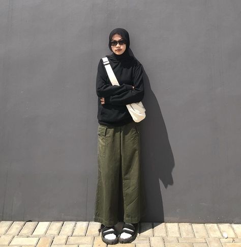 Ootd Hoodie Oversize Hijab, Otdd Outfit Style Hijab, Ootd Jaket, Aesthetic Hijab Outfit, Aesthetic Outfits Hijab, Ootd Hoodie, Kemeja Jeans, Hijabi Fits, Street Hijab Fashion