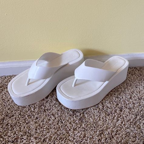 White Platform Flip Flops Platform Flip Flops Aesthetic, Platform Slippers Outfit Y2k, Chunky Flip Flops Outfit Y2k, Platform Summer Shoes, Princess Polly Shoes, White Slippers Outfit, Platform Flip Flops Outfit Y2k, Platform Flip Flops Outfit, Pink Platform Flip Flops