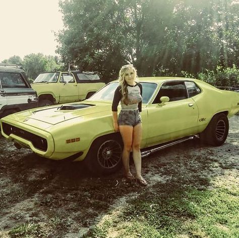 Bici Retro, 1970 Challenger, Mopar Girl, 70s Muscle Cars, Bus Girl, Plymouth Duster, Motorcycle Aesthetic, Kustom Cars, Dodge Muscle Cars