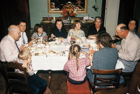 Dinner Meme, Christmas Drama, Vintage Family Photos, November Thanksgiving, Life Vision, Vintage Pics, Family Feast, Real Family, Grandma's House