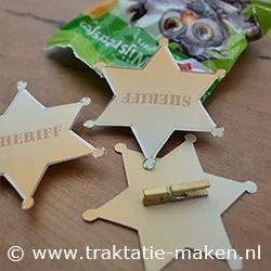 Traktatie Sheriff Ster - Sheriff Ster traktatie zelf maken Surfboard Craft, Kids Birthday Treats, Christmas Toy Soldiers, Barn Cake, Cowgirl Baby Showers, Country Party, Cowboy Birthday Party, Vbs Themes, Rodeo Birthday