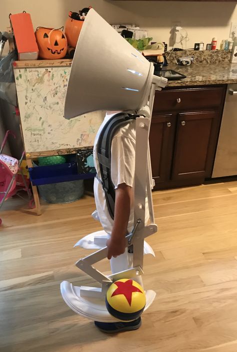 Pixar Luxo jr costume Pixar Dress Up Day School, Pixar Lamp Costume, Pixar Costume Ideas, Pixar Costumes Diy, Pixar Halloween Costumes, Lamp Costume, Pixar Costume, Spirit Weeks, Pixar Lamp