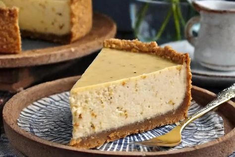 Vanilla Bean Brown Butter Cheesecake Brown Butter Cheesecake, Vanilla Bean Recipes, Vanilla Bean Cheesecake, Cheesecake Mousse, Vanilla Cheesecake, Boozy Desserts, Homemade Cheesecake, Butter Tarts, Lchf Recipes