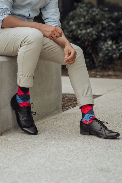 Dress Happy with these awesome Happy Socks |  Menswear | Fashion Blogger | www.HeyitsYash.com Happy Socks Outfit, Colorful Socks Outfit, Socks Outfit Men, Cool Socks For Men, Happy Socks Mens, Socks Outfit, Shoes Fashion Photography, Mens Socks Fashion, Argyle Socks