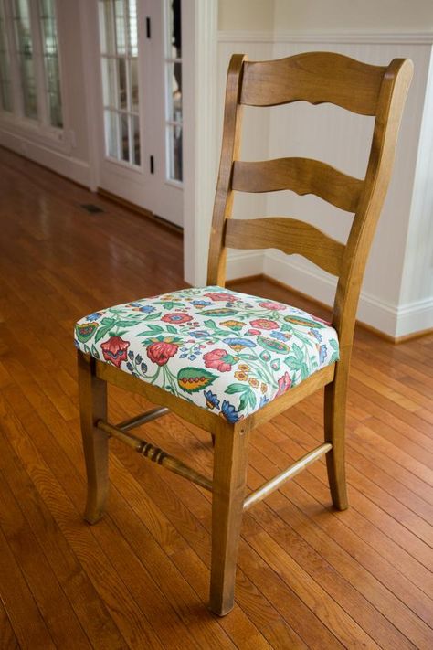 Update a set of dining room chairs by re-covering the cushions with a stylish new fabric. Reupholster Dining Chair, Reupholster Chair Cushion, Refinishing Table, Recovered Dining Chairs, Metal Kitchen Chairs, Dining Room Chairs Diy, Reupholster Dining Room Chairs, Refinished Chairs, Dining Chair With Cushion