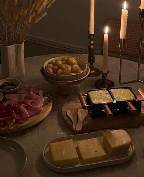 Aesthetic Dinner Food, The Night Aesthetic, Raclette Party, Diner Aesthetic, Aesthetic Dinner, Christmas Cheese, Dinner Food, Food Table, Date Dinner