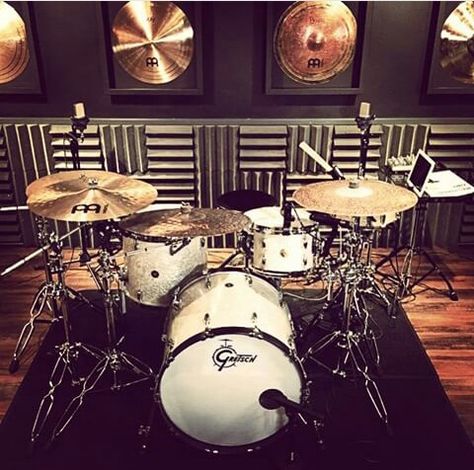 Gretsch drumkit - drums in room with excellent sound panels is a MOST POPULAR RE-PIN. Looks like a professional recording studio, with wall decorations of various cymbals. #DdO:) - https://www.pinterest.com/DianaDeeOsborne/drums-drumming-joy/ - RESEARCH: Friedrich Gretsch came from Mannheim, Germany to found a small shop in Brooklyn, New York in 1883. Died in 1895 during trip to homeland. 15 year old son Fred built this #DRUMS #DYNASTY, incl a mammoth 10 story building within 20 years. Drum Studio Design, Small Drum Room Ideas, Drum Room Ideas, Drum Studio, Studio Music Room, Sound Panels, Drums Studio, Drums Music, Music Room Design