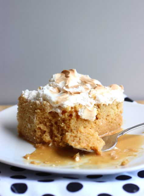 Tres Leches Cake de Arequipe (Three Milks Cake with Dulce de Leche) Cuban Tres Leches Cake, Colombian Dessert Recipes, Colombian Dinner, Colombian Cake, 3 Leches Cake, Colombian Breakfast, Tres Leches Recipe, Columbian Recipes, Chocolate Tres Leches Cake