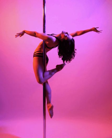 Dance Moves For Beginners, Pole Dancing Moves, Pole Poses Photo Shoots, Pole Fitness Inspiration, Dancing Moves, Pool Dance, Dancing Poses, Beginner Poses, Pole Sport