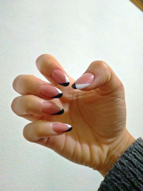 Two Color V French Tip Nails, Oval Black And White Nails, Oval Nails Black And White, Black And White Oval Nails, Short French Tip Acrylic Nails Design Black And White, French Black And White Nails, Black And White Tips Nails, Black And White Tip Nails, White V French Tip