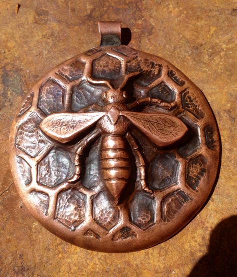 Chasing and Repousse bee Chasing And Repousse Jewelry, Metal Etching Tutorial, Chasing And Repousse, Metal Embossing Art, Embossing Art, Aluminum Foil Art, Diy Jewelry Pendants, Copper Work, Copper Crafts