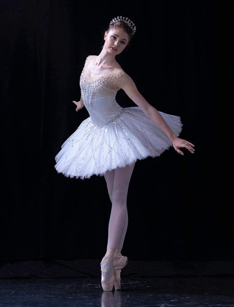 Ballerina Poses, Ballet Dance Photography, Dance Photography Poses, Ballet Poses, Ballet Clothes, Ballet Photos, Concept Clothing, Ballet Photography, Ballet Costumes