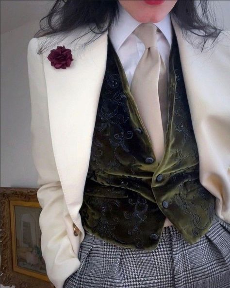 Woman Dressed As Man, Beautiful Suits For Women, Unisex Prom Outfits, Neck Tie Outfits For Women, Victorian Aesthetic Outfit, Suit Corset Outfit, Formal Christmas Party Outfit, Unique Suits, Prom Outfits