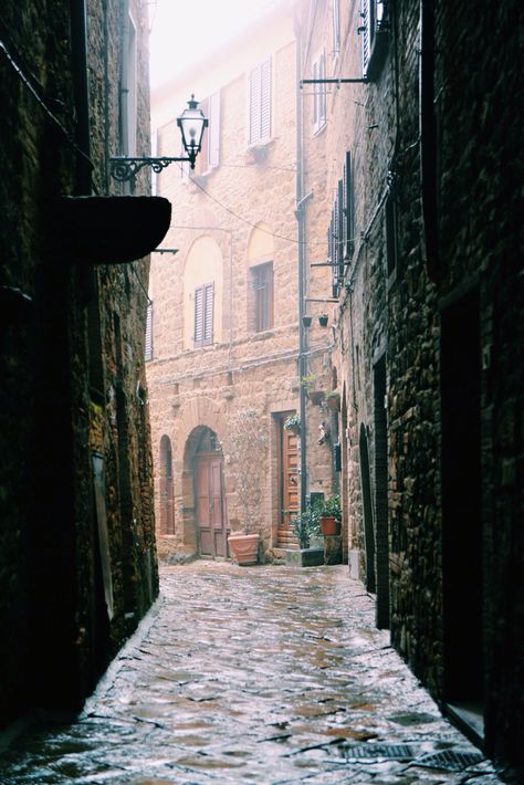 Volterra, rainy day. Tuscany, Italy Rainy Italy, Italian Street, Italian Cafe, Rainy Days, Historical Fiction, Rainy Day, Tuscany, Venice, Italy