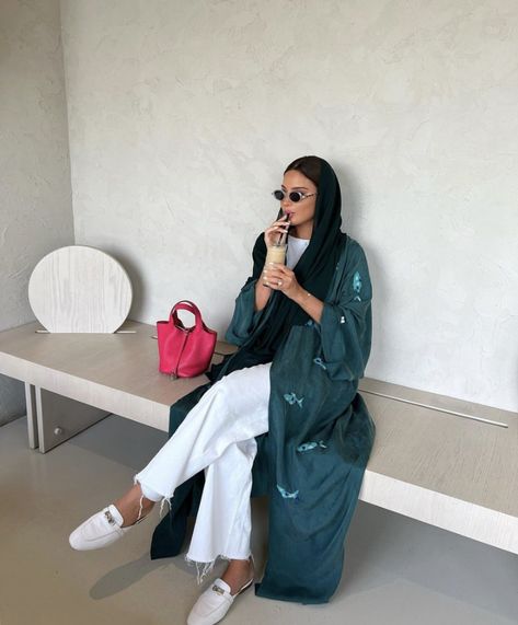 Arab Fashion Modern, Arabic Outfit, Marrakech Style, Abaya Outfit, Elegant Outfit Classy, Modest Fashion Hijab, Muslim Outfits Casual, Instagram Coffee, Coffee Run