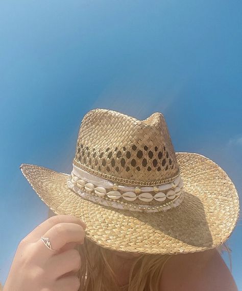 Shell Cowboy Hat, Cowgirl Hats With Beads, Costal Cowboy Hats, Homemade Cowgirl Hat, Beachy Cowboy Hat, Custom Straw Cowboy Hats, Seashell Cowboy Hat, Decorating A Cowboy Hat, Costal Cowboy Hat