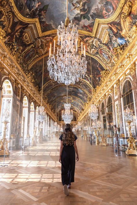 Woman in black pantsuit and curled hair facing away from the camera, walking forward in a huge palace hallway with chandeliers and painted ceilings. Palace Of Versailles Poses, Versailles Photo Ideas, Palace Photoshoot, Paris Poses, Palace Pictures, Places Pics, Paris Collage, Paris Trip Planning, Trip Fits