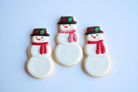 Snowmen with Scarves, by Jolies Gourmandises | Cookie Connection Cookie Reference, Snowman Cookies Decorated, Chritmas Cookies, Royal Frosting, Xmas Cookie, Cookie Recipes Decorating, Cookie Board, Winter Cookies, Snowman Cookie