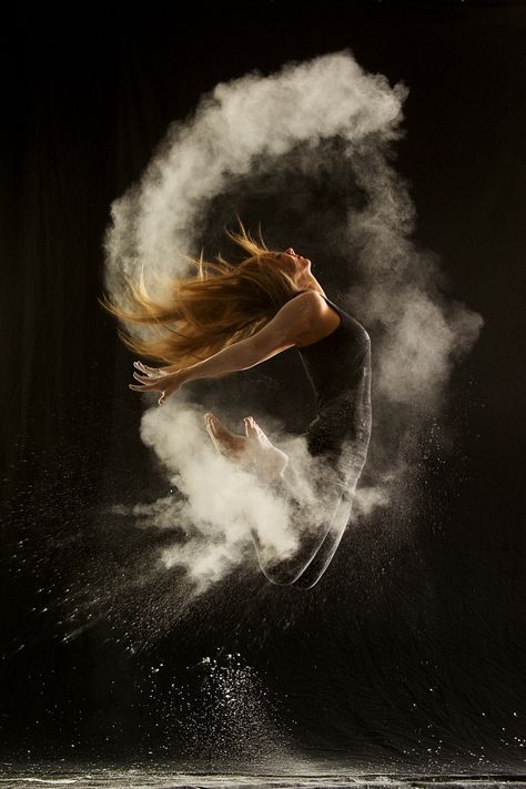 Mouvement // Fumé Dark Gif, Dance Like No One Is Watching, Dance Movement, Foto Art, Dance Photos, Dance Art, Lets Dance, Dance Photography, Portrait Inspiration