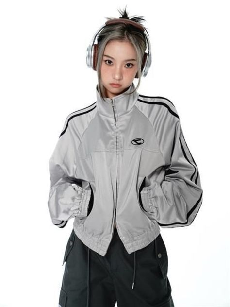 Grey Sports Jacket, Silver Jacket, Streetwear Aesthetic, Sport Top, Looks Street Style, 90s Grunge, Street Wear Urban, Grunge Style, 가을 패션