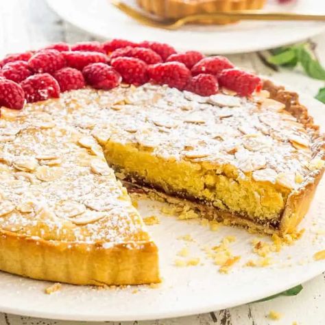 Easy Mary Berry Bakewell Tart Recipe - British Recipes Book Mary Berry Bakewell Tart, English Dessert Recipes, Mary Berry Cakes, Bakewell Tart Recipe, Berry Cake Recipe, Almond Frangipane, British Bake Off Recipes, Easy Tart Recipes, Almond Filling