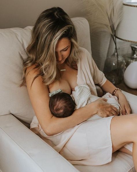 Nursing Photoshoot Breastfeeding, Breastfeeding Photoshoot Ideas At Home, Breastfeeding Picture Ideas, Breastfeeding Aesthetic, Breastfeeding Photoshoot Ideas, Raw Motherhood, Nursing Photography, Pumping And Breastfeeding, Mother Breastfeeding