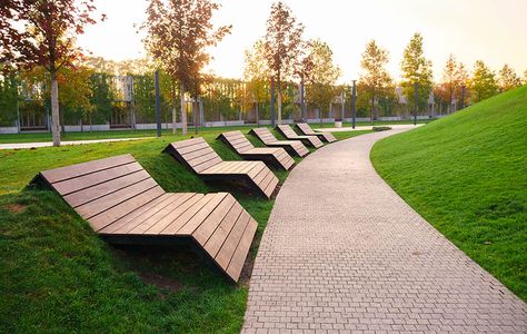 Modern outdoor wood slat benches on walkway Outdoor Bench Ideas, Outside Bench, Outside Benches, Wood Bench Outdoor, Backyard Fire Pit, Garden Organization, Eco Garden, Outdoor Park, Outside Activities